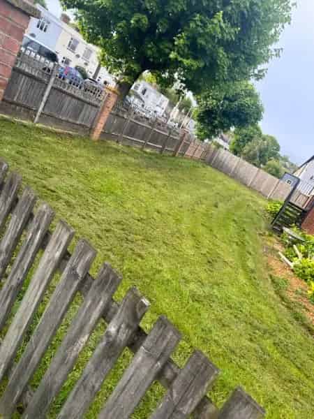 Lovely Spacious 2 Bedroom Flat with Huge Garden and Storage