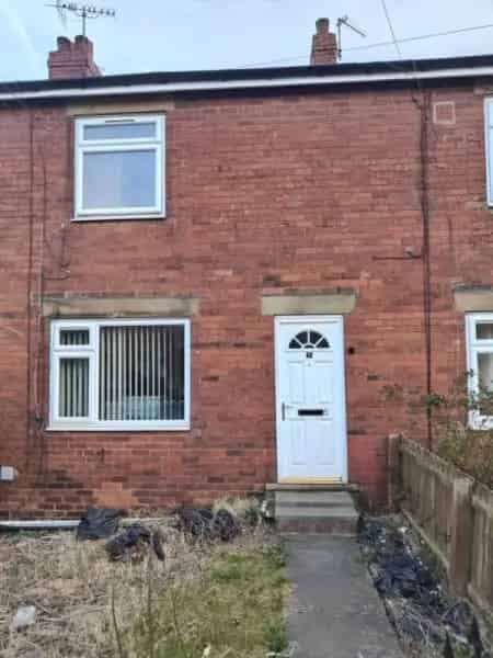 2 Bed Mid Terraced House Near Amenities and Schools