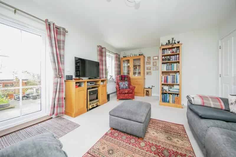 3 Bed Semi-Detached House with 2 Parking Spaces and Garden