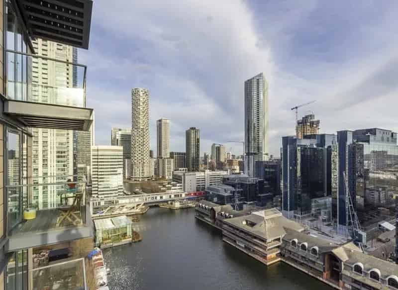 2 Bedroom Apartment with Balcony and Parking South Quay