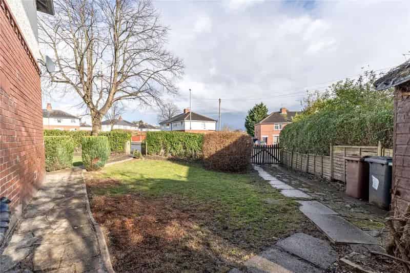 3 Bedroom Semi Detached House Horsforth Great Potential
