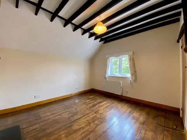 Stunning 3-Bed Cottage in Hulcott - Available Early August