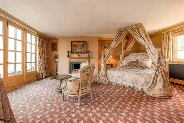 8 Bedroom Chelsea House with Period Features and Gardens