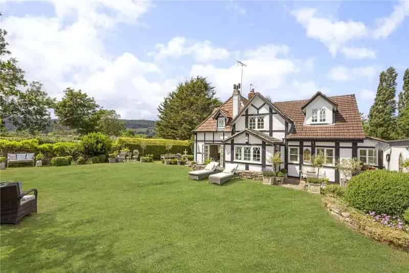 4 Bedroom Semi Detached House for Sale in Picturesque Village Setting