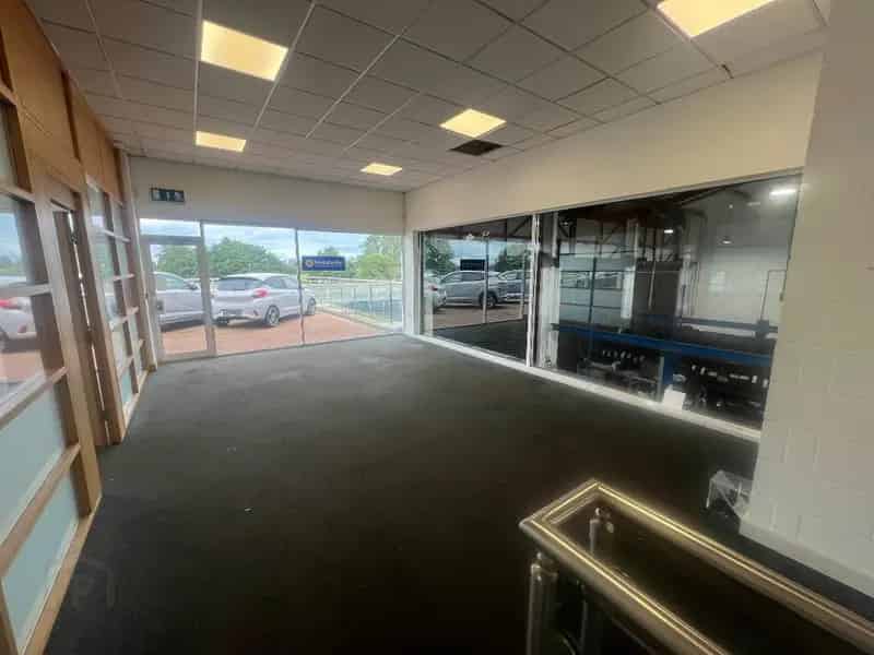 Modern Commercial Unit for Rent M1 Motorway