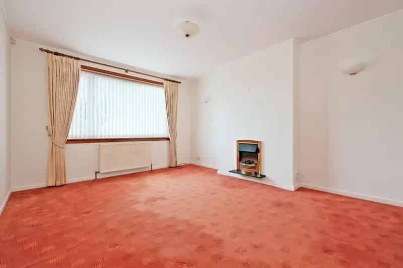 Spacious 2-Bedroom Semi-Detached House with Garage and Garden