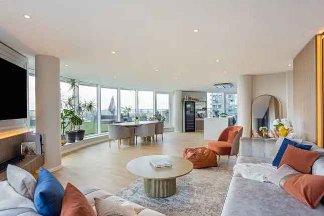 Flat for sale in Millharbour, London E14