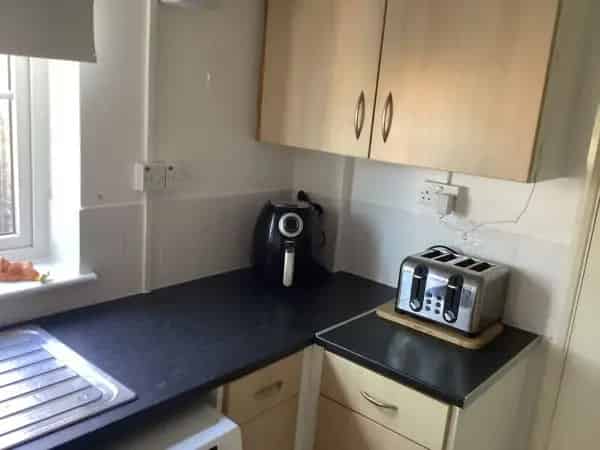 3 Bedroom House with New Kitchen and Garden Near School