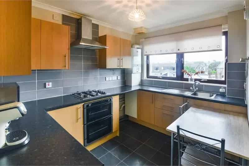 2 Bed Flat - Top Floor with 1 Reception Room
