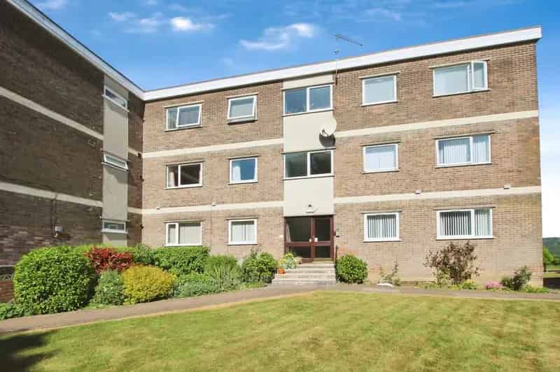 2 Bedroom Flat for Sale Sheffield S17 Incredible Views Garage