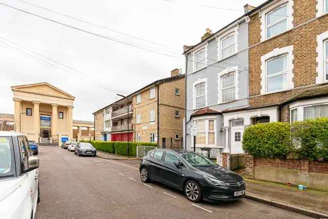 Terraced House to Rent in London E5