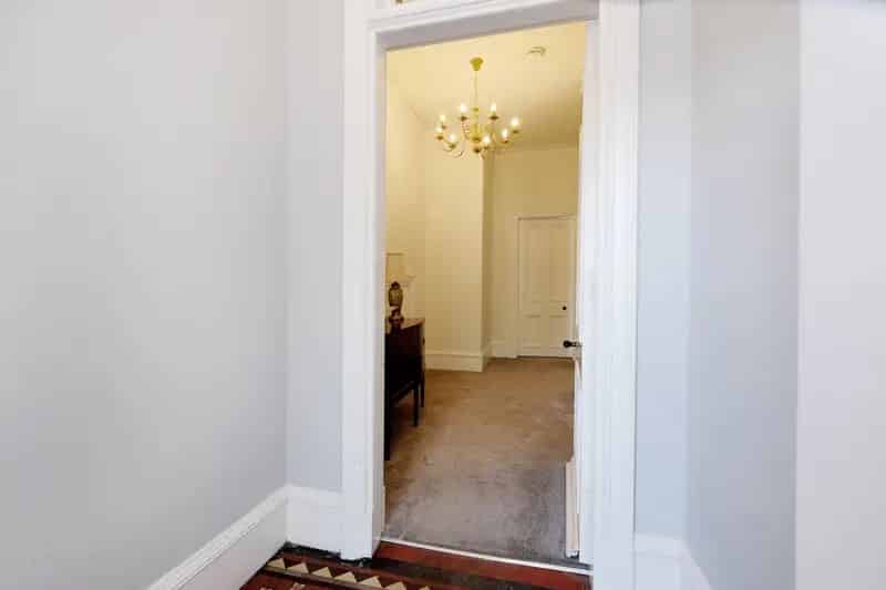 Stunning 2-Bed West End Apartment with Garden and Parking