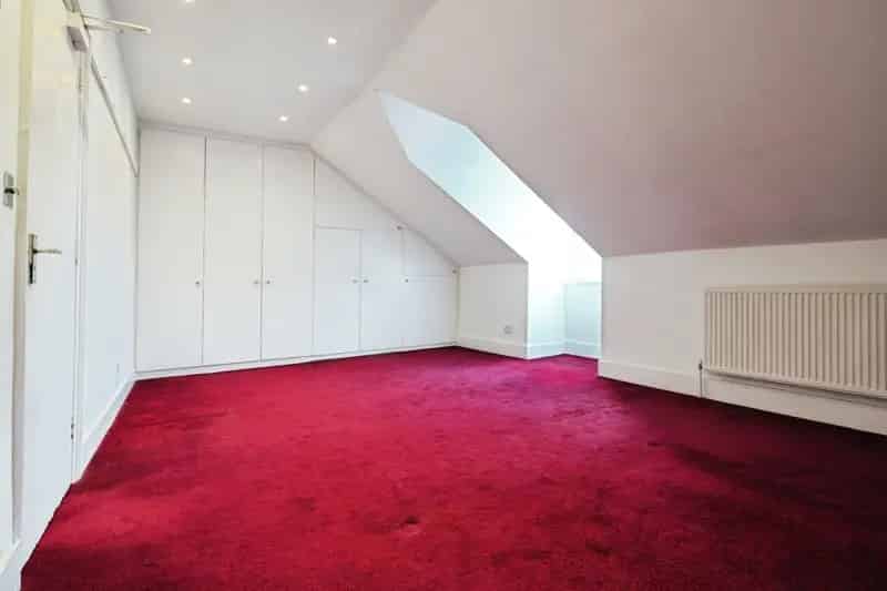 4-Bed House in Hove with 2 Bathrooms and Ample Storage