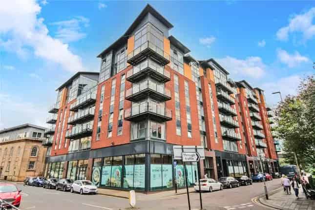 2-Bedroom Flat with Balcony and Parking Glasgow City Centre