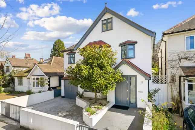 Detached House for Sale in Park Road London W4
