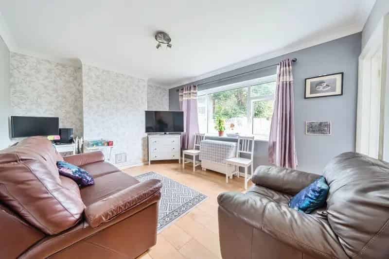 2 Bedroom Maisonette Near Town Centre and Mainline Station