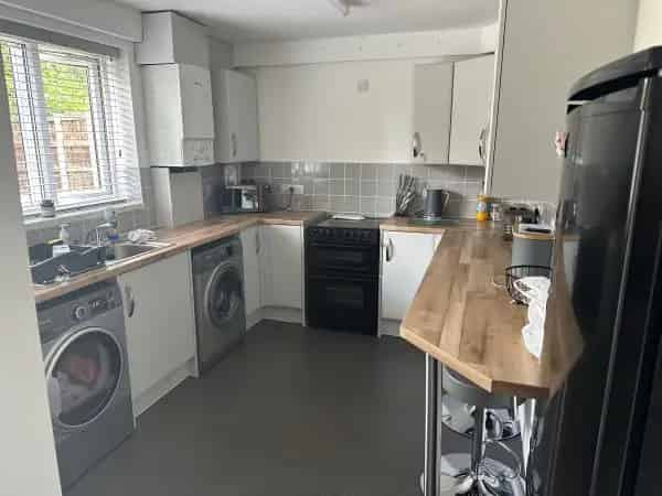 3 Bed House New Kitchen Driveway Large Garden