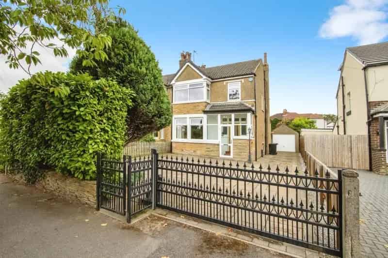 3 Bed Detached Home with Garden Bar