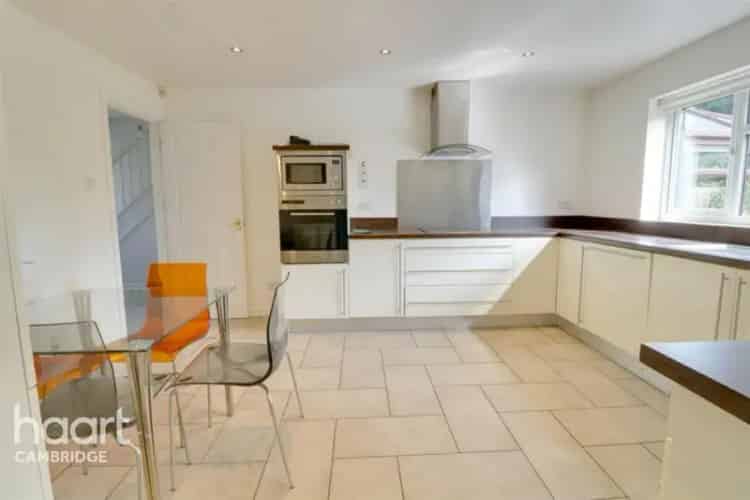 4 Bedroom Detached House To Rent