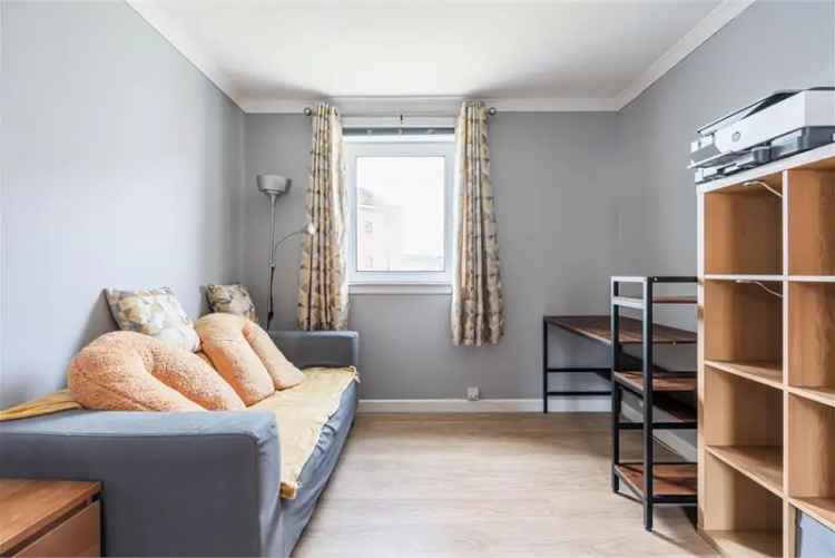 3 Bed Flat Upper with 1 Reception Room