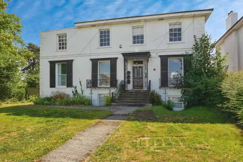 2 Bedroom Apartment for Sale in Cheltenham