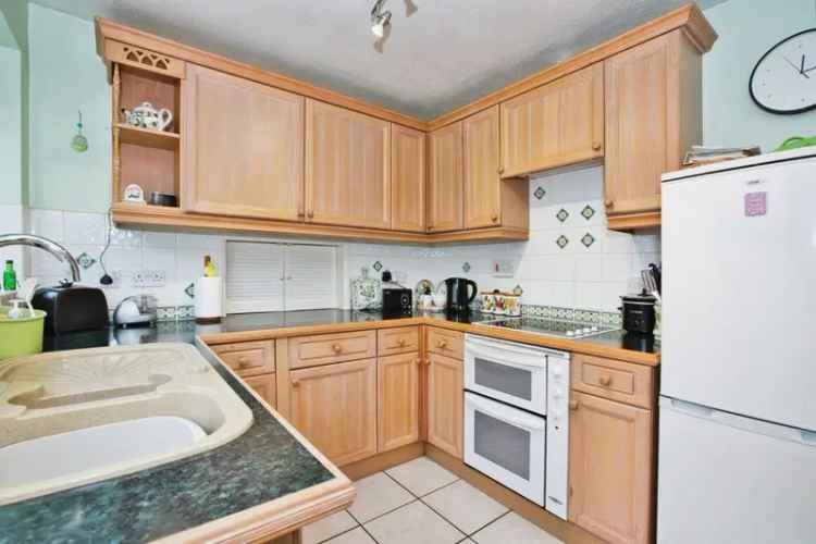 3 Bed Semi-Detached House with Conservatory and Garage