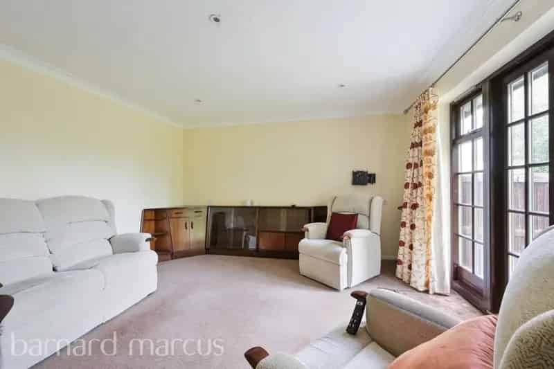 Epsom Semi-Detached Bungalow Near Train Station Two Double Bedrooms