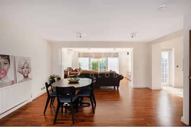 End Terrace House for Sale in Avenue Road London NW8