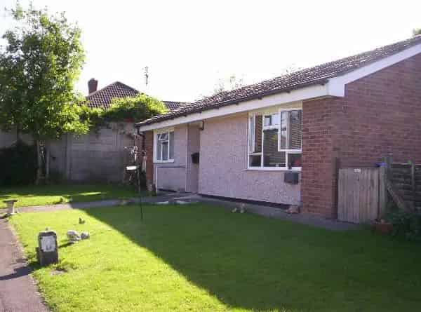 Semi Rural Bungalow Near Woking Station 2 Double Beds Large Garden