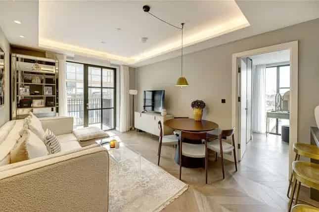 Flat for sale in Cleveland Street, Fitzrovia, London W1T