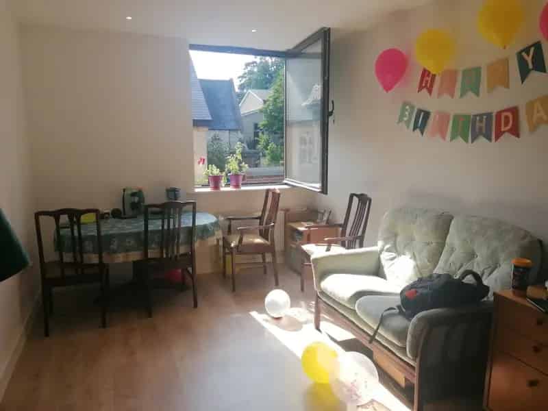 1 Bedroom Apartment Redhill Town Centre Near Shops Restaurants