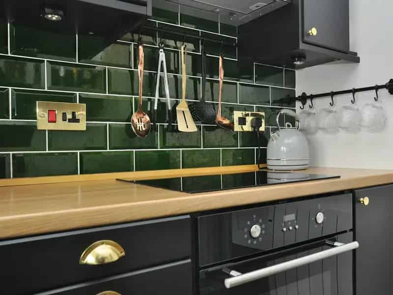 1 Bed Flat Share of Freehold EPC D Modern Kitchen Parking