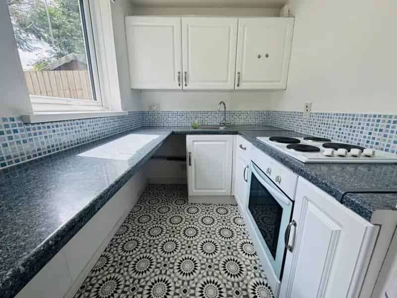 1 Bedroom Studio Flat Near Shops and Transport