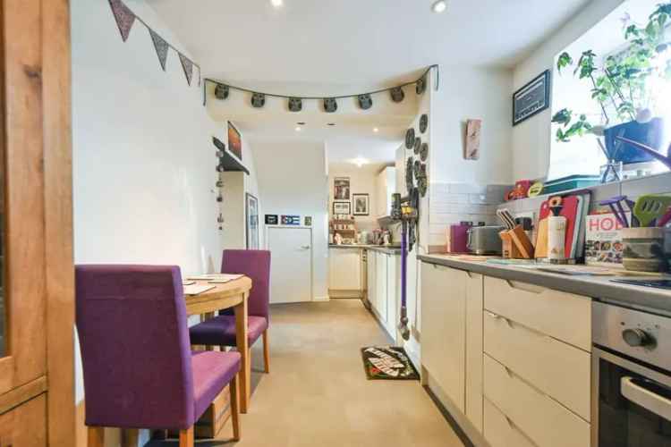 Three Bedroom Terraced House with Cosy Lounge and Modern Kitchen
