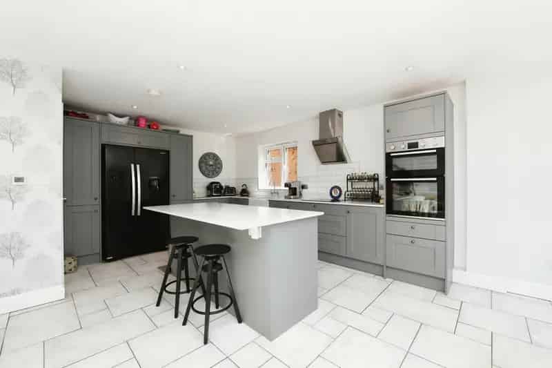 Two Bedroom Detached Bungalow Near Beach