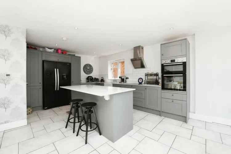 Two Bedroom Detached Bungalow Near Beach