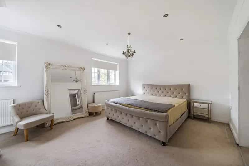 Spacious Family Home in Coombe Estate with Large Garden and Ample Parking