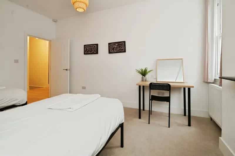 3 Double Bedroom Flat Near Seafront