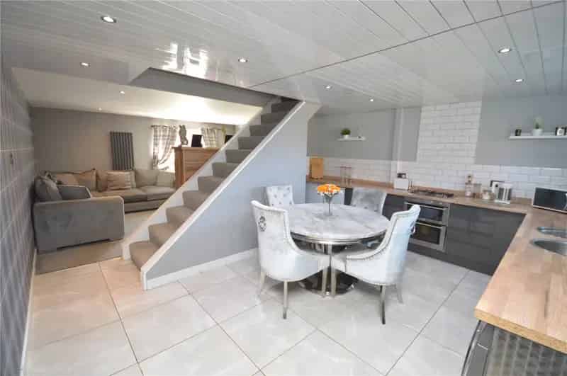 Three Bedroom End Terrace House on Sussex Green Near M62 and M1