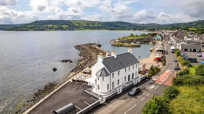 Seafront Townhouse Stunning Views Gas Central Heating Parking