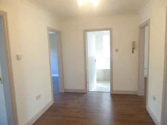 3 Bedroom Flat for Sale - Stylish Apartment with Garage and Parking