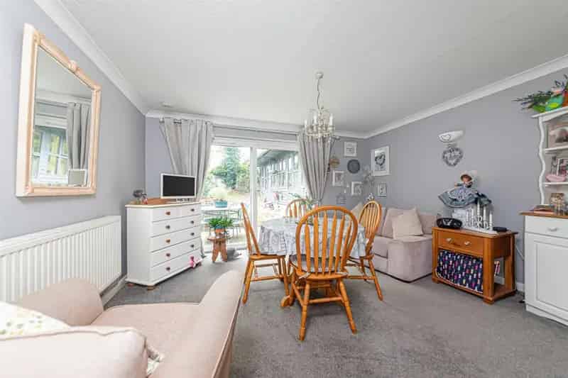 2 Bedroom Flat for Sale in Farnham