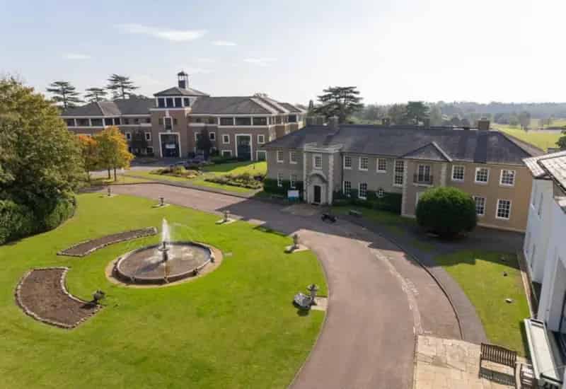 46713 sq ft Office Building in Landscaped Parkland