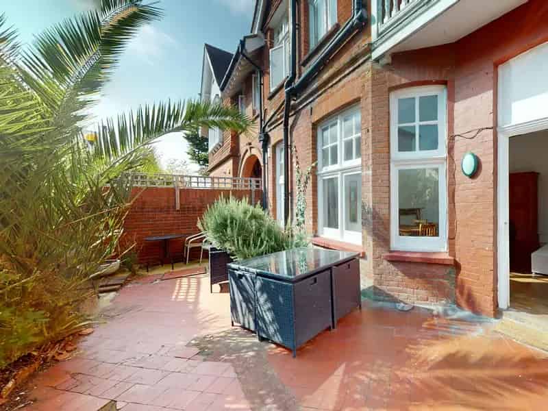 Two-Bedroom Brighton Flat En-Suite Bathrooms Patio Garden Working Professionals