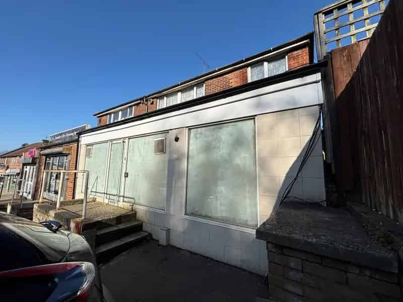 1389 sq ft Commercial Unit Luton High Footfall Road Frontage