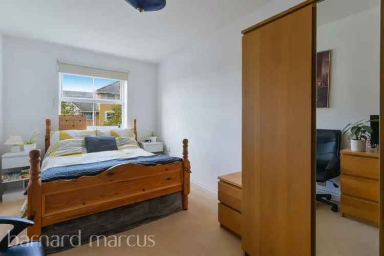 2-Bed 2-Bath Apartment Sunbury-on-Thames Gated Development