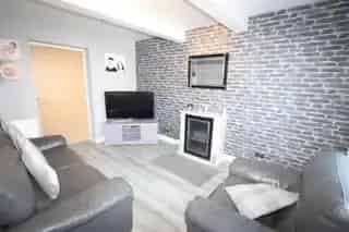 Extended 3 Bedroom End Terraced House with Garden