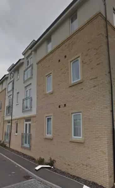 2 Bed Flat Near Shops and Amenities