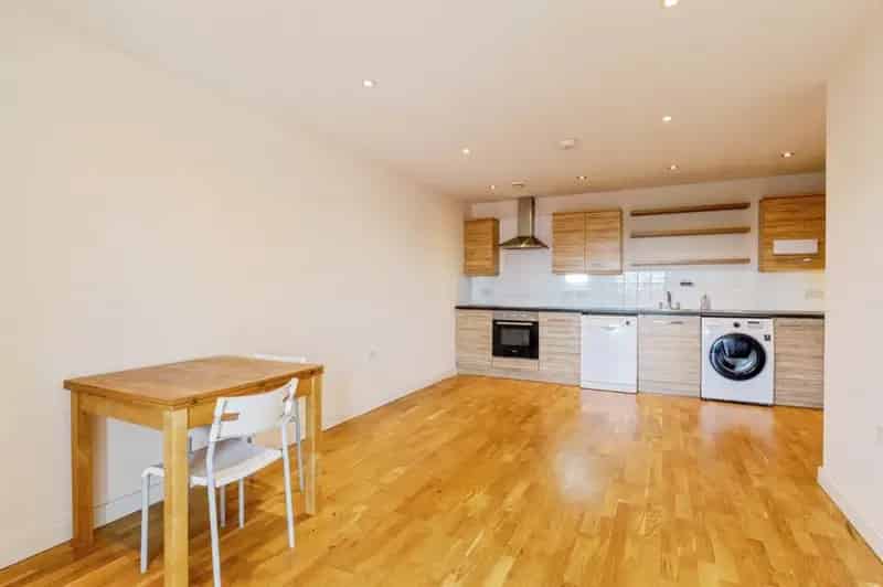 2 Bed Flat Central Bristol No Onward Chain Balcony Parking
