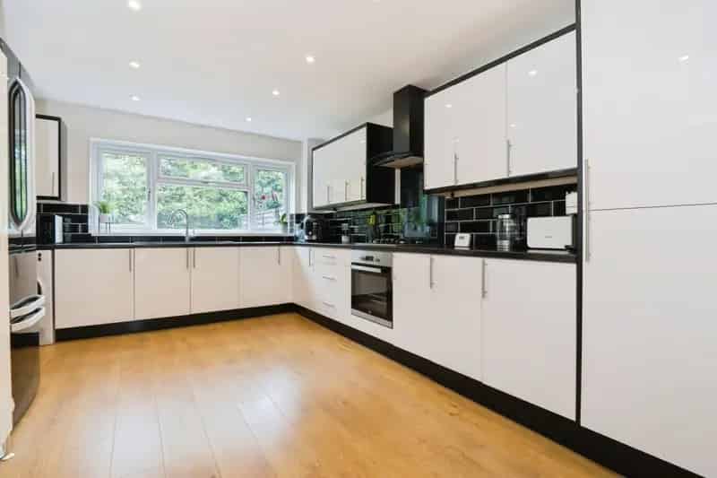 3 Bed Semi-Detached House with Driveway Parking and Garden